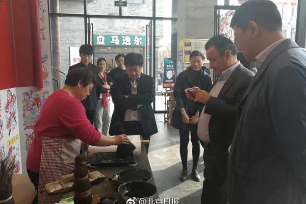 中国企业发布全球首款折叠屏电脑