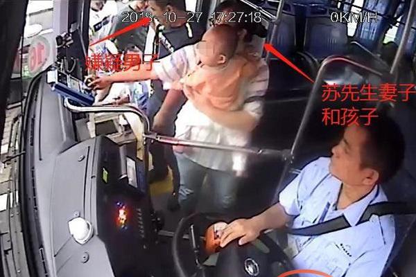 醉酒母亲推婴儿车过公路 宝宝瞬间被撞飞