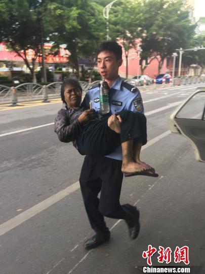 脚踹台湾慰安妇铜像日本人辩称脚麻 这么不要脸？