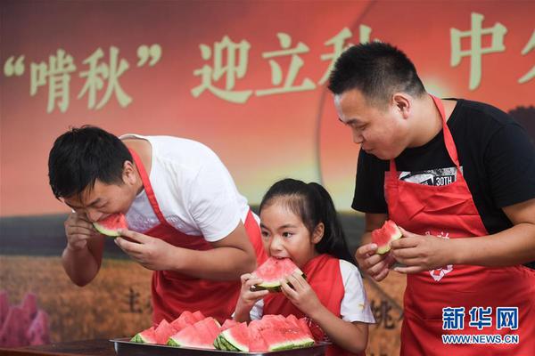 组图：李湘劳动节带女儿体验生活 王诗龄采摘看鸡不亦乐乎
