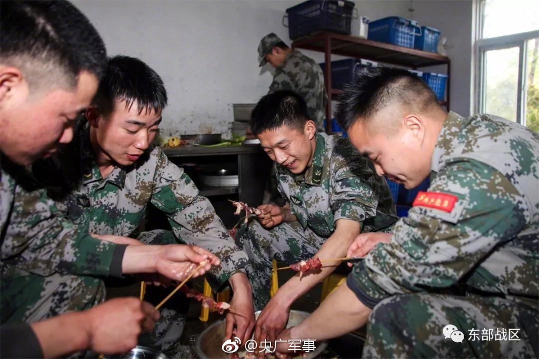 解放军在台湾海峡附近组织实际使用武器训练