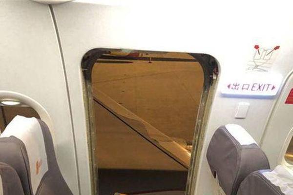 俄航事故:部分乘客逃生拿行李 致后舱乘客伤亡惨重