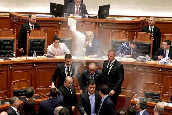 希腊政府赢得议会信任投票
